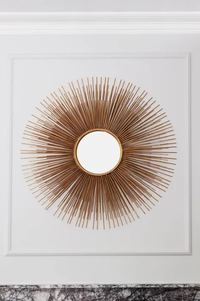 Gyönyörű Modern Kerek Tükör Arany Napsugár Keret Falon Otthon Dekoráció — Stock Fotó