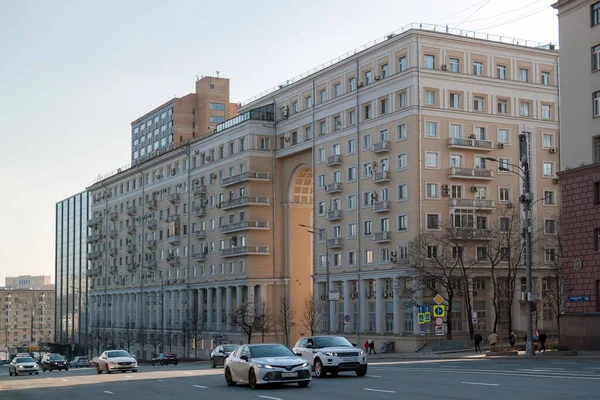 러시아의 모스크바 2021 승용차와 건물을 가는에 파트가 보이는 모스크바의 — 스톡 사진