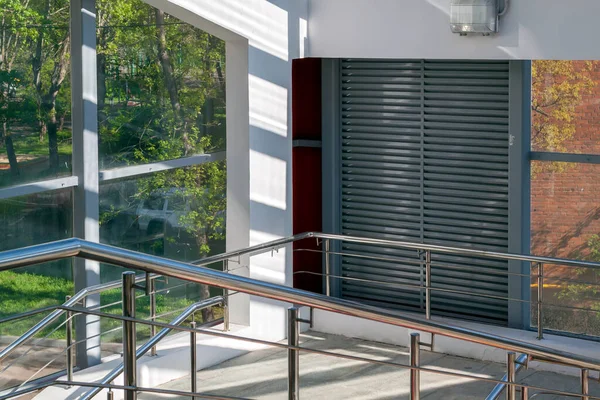 Escalera Vacía Con Pasamanos Metálicos Moderno Paso Peatonal Cubierto Sobre — Foto de Stock