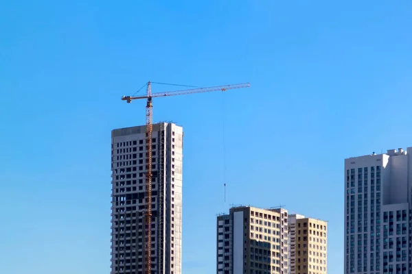 Guindastes Construção Edifícios Residenciais Inacabados Contra Céu Azul Claro Construção — Fotografia de Stock