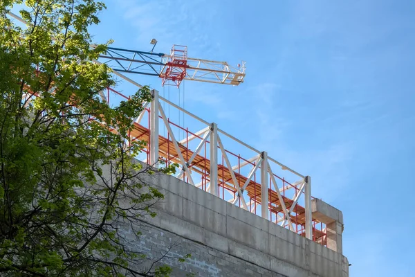 Grúa Blanca Parte Superior Del Edificio Construcción Área Verde Cerca — Foto de Stock