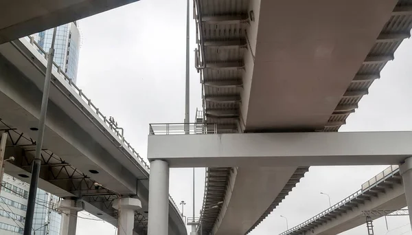 道路建設都市の高速道路の高架橋コンクリート構造物 — ストック写真