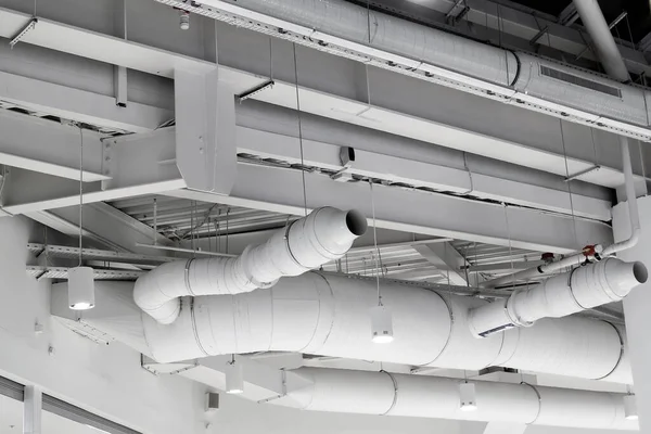 Ventilatiesysteem Onder Het Plafond Van Modern Magazijn Winkelcentrum Metalen Leidingen — Stockfoto