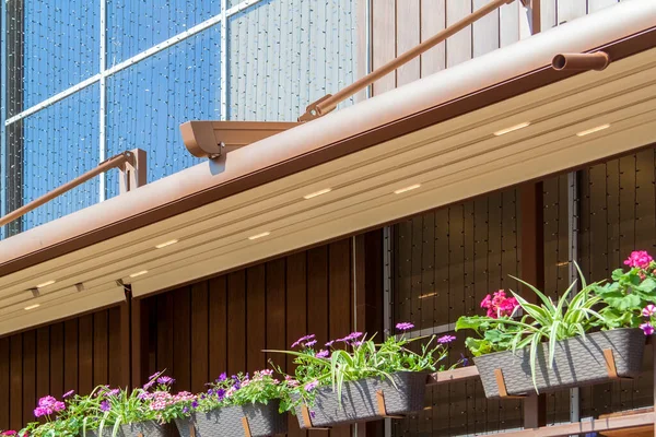 帆布遮篷 金属框架和排水管与棕色建筑 房屋的现代遮荫 — 图库照片