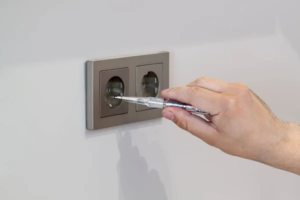 Handyman Removes Frame Electrical Outlet Fix Problem — Stock Photo, Image
