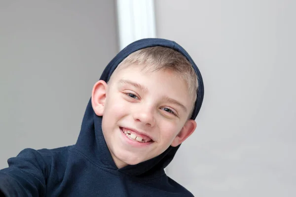 Psotny Zabawny Chłopiec Kapturze Dużymi Uszami Uśmiecha Się Patrzy Kamerę — Zdjęcie stockowe