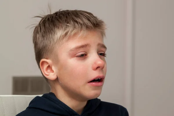Θλιμμένο Πληγωμένο Αγοράκι Κλαίει Οφθαλμός Αντί Οφθαλμού Δάκρυ Αντί Μικρού — Φωτογραφία Αρχείου