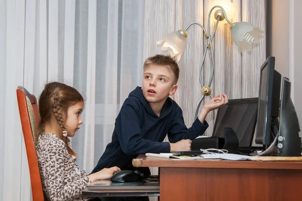 Happy Školní Žáci Distanční Učení Line Virtuální Třídě Učitelem Lektorem — Stock fotografie