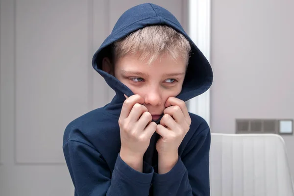 Giovane Ragazzo Triste Cappuccio Guardando Basso Preoccupato Del Problema Scuola — Foto Stock