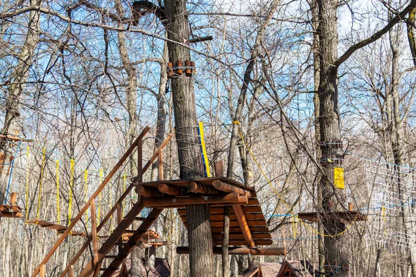 Ξύλινη Πλατφόρμα Δέντρο Στο Πάρκο Αναρρίχησης Σχοινί Στο Δάσος Άνοιξη — Φωτογραφία Αρχείου