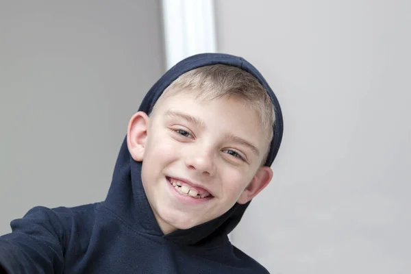Άτακτο Αστείο Αγόρι Κουκούλα Μεγάλα Αυτιά Χαμογελά Και Κοιτάζει Την — Φωτογραφία Αρχείου