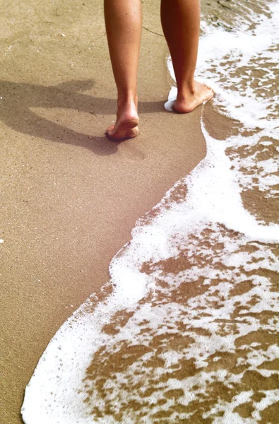 Mujer caminando en la playa de arena — Foto de Stock