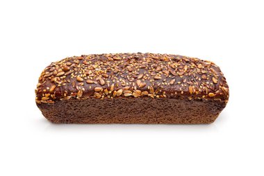 Beyaz arkaplanda izole edilmiş çavdar ekmeği..