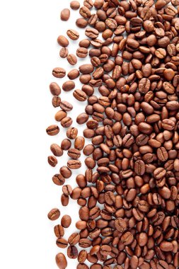 Beyaz arka planda kahve çekirdekleri