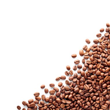 Beyaz arka planda kahve çekirdekleri