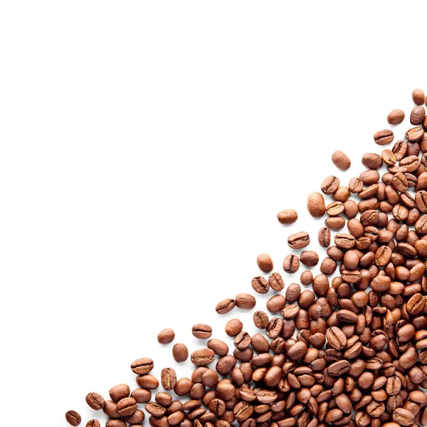 Beyaz arka planda kahve çekirdekleri