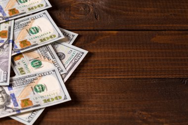 Dolar faturaları ahşap yüzeyde yığını