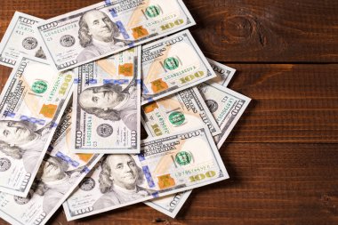 Dolar faturaları ahşap yüzeyde yığını