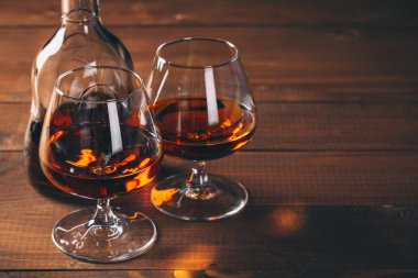 Konyak ve şişe bardak