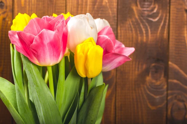 Boeket van tulpen op houten oppervlak — Stockfoto