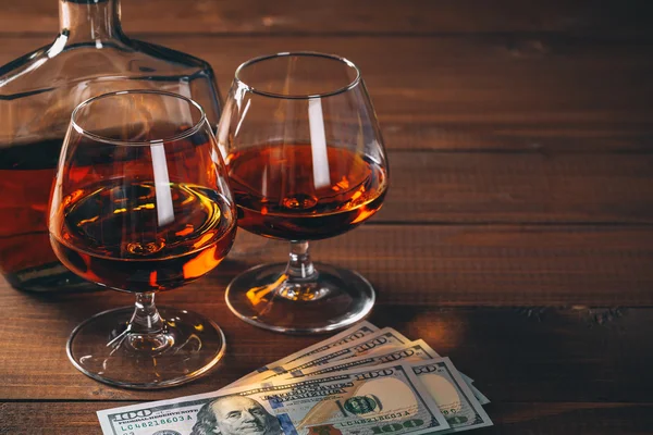 Zwei Gläser Cognac und Flasche — Stockfoto