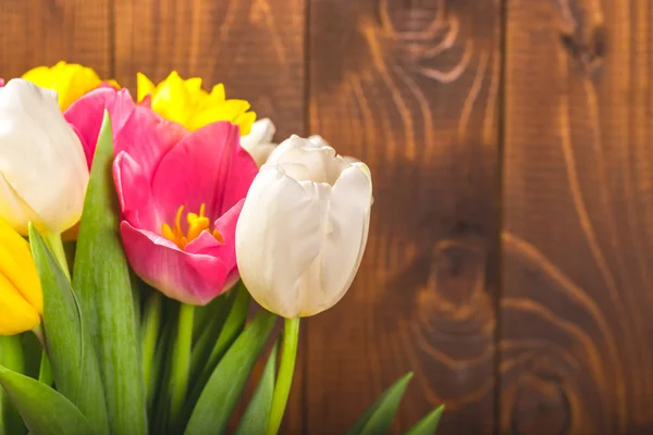 Boeket van tulpen op houten oppervlak — Stockfoto