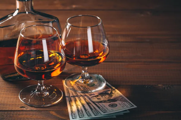 Zwei Gläser Cognac und Flasche — Stockfoto
