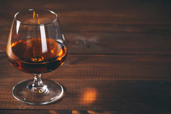 Verre de cognac sur table — Photo