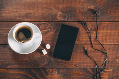 kahve ve kulaklık ile cep telefonu