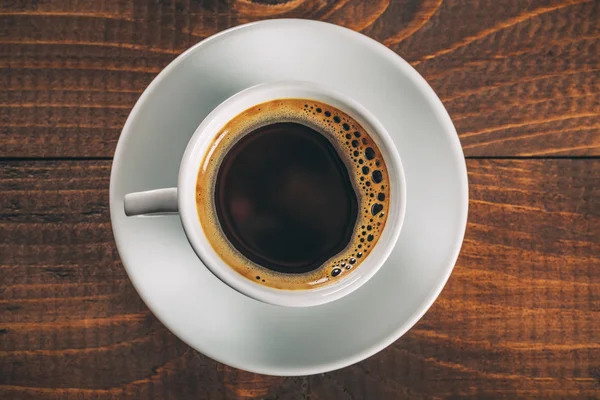 Vit kaffekopp med fat — Stockfoto