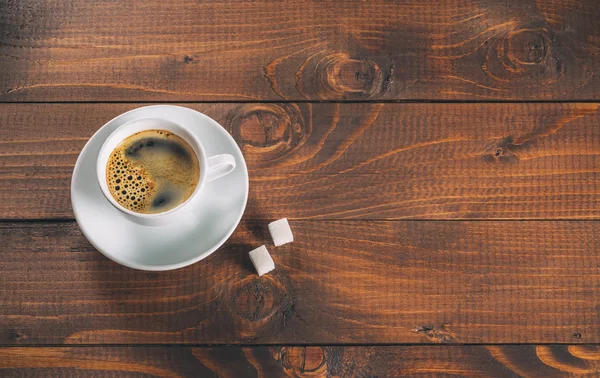 Kopp kaffe med två klumpar av sockerbitar — Stockfoto
