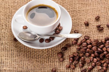 Beyaz kahve ve kahve çekirdekleri