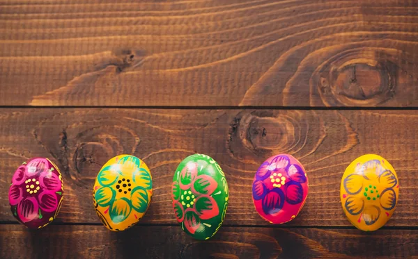 Huevos de Pascua sobre fondo de madera —  Fotos de Stock
