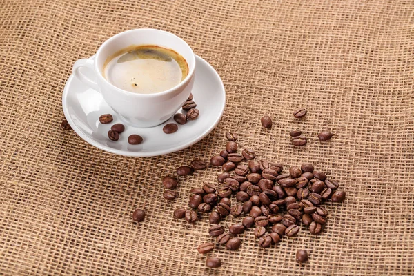 White coffee cup and coffee beans — Stock Photo, Image