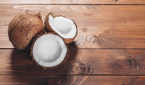 Kokosnoot op houten achtergrond — Stockfoto