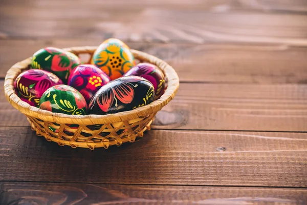 Paskalya yumurtaları wickerwork sepet içinde — Stok fotoğraf
