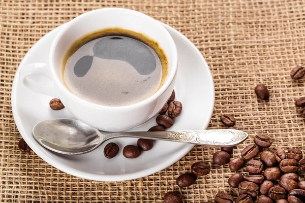 White coffee cup and coffee beans — Stock Photo, Image