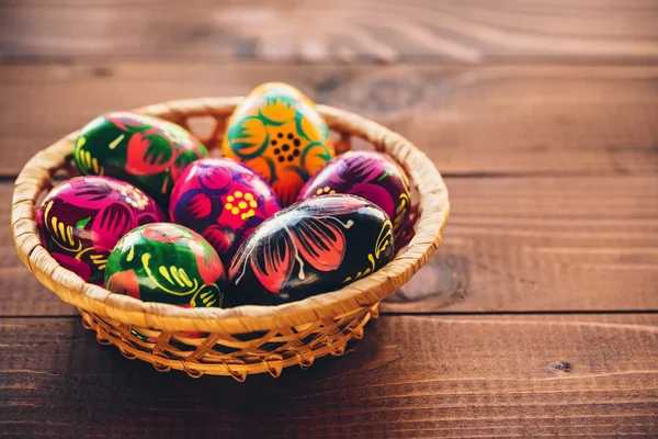 Ovos de Páscoa em uma cesta de vime — Fotografia de Stock