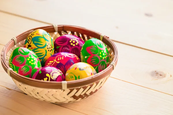 Velikonoční vejce v proutěné koše — Stock fotografie
