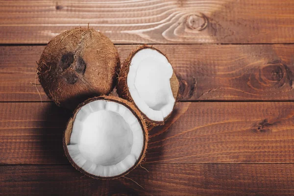 Kokos na drewniane tła — Zdjęcie stockowe