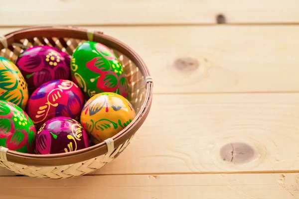 Huevos de Pascua en una cesta de mimbre —  Fotos de Stock