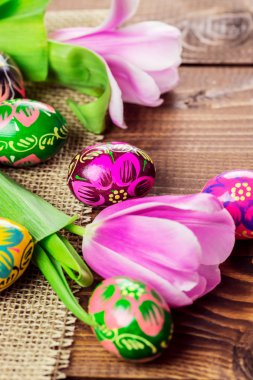 boyalı Paskalya yumurtaları ve laleler