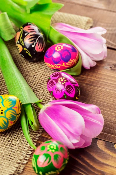 Huevos y tulipanes de Pascua pintados —  Fotos de Stock