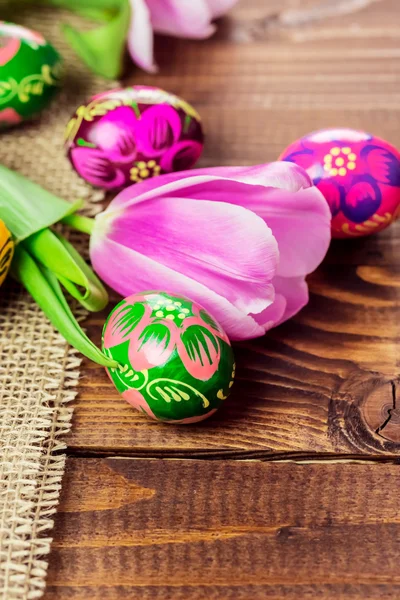 Huevos de Pascua pintados y tulipán —  Fotos de Stock