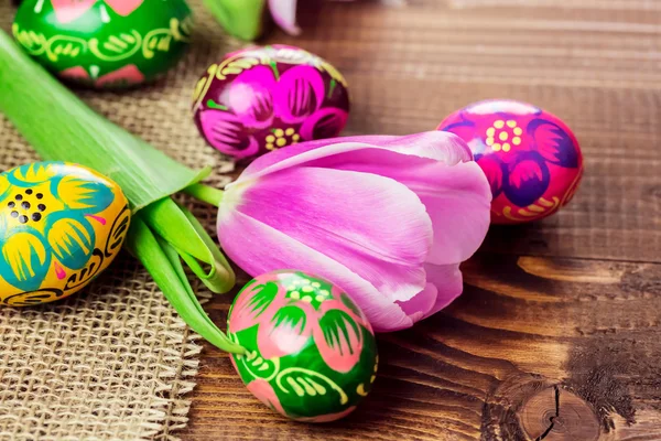 Розфарбовані великодні яйця і тюльпан — стокове фото