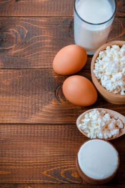 süt, peynir, ekşi krema ve yumurta 