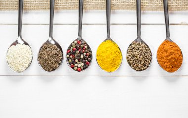 demir kaşıkları içinde renkli baharatlar