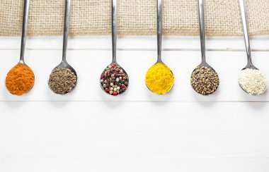 demir kaşıkları içinde renkli baharatlar