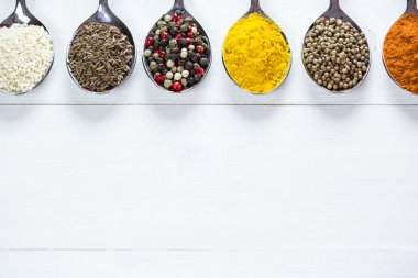 demir kaşıkları içinde renkli baharatlar