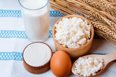 süt, peynir, ekşi krema ve yumurta